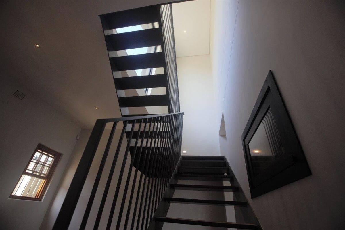 Greenpoint House, Kunst Architecture & Interiors Kunst Architecture & Interiors Modern corridor, hallway & stairs Iron/Steel