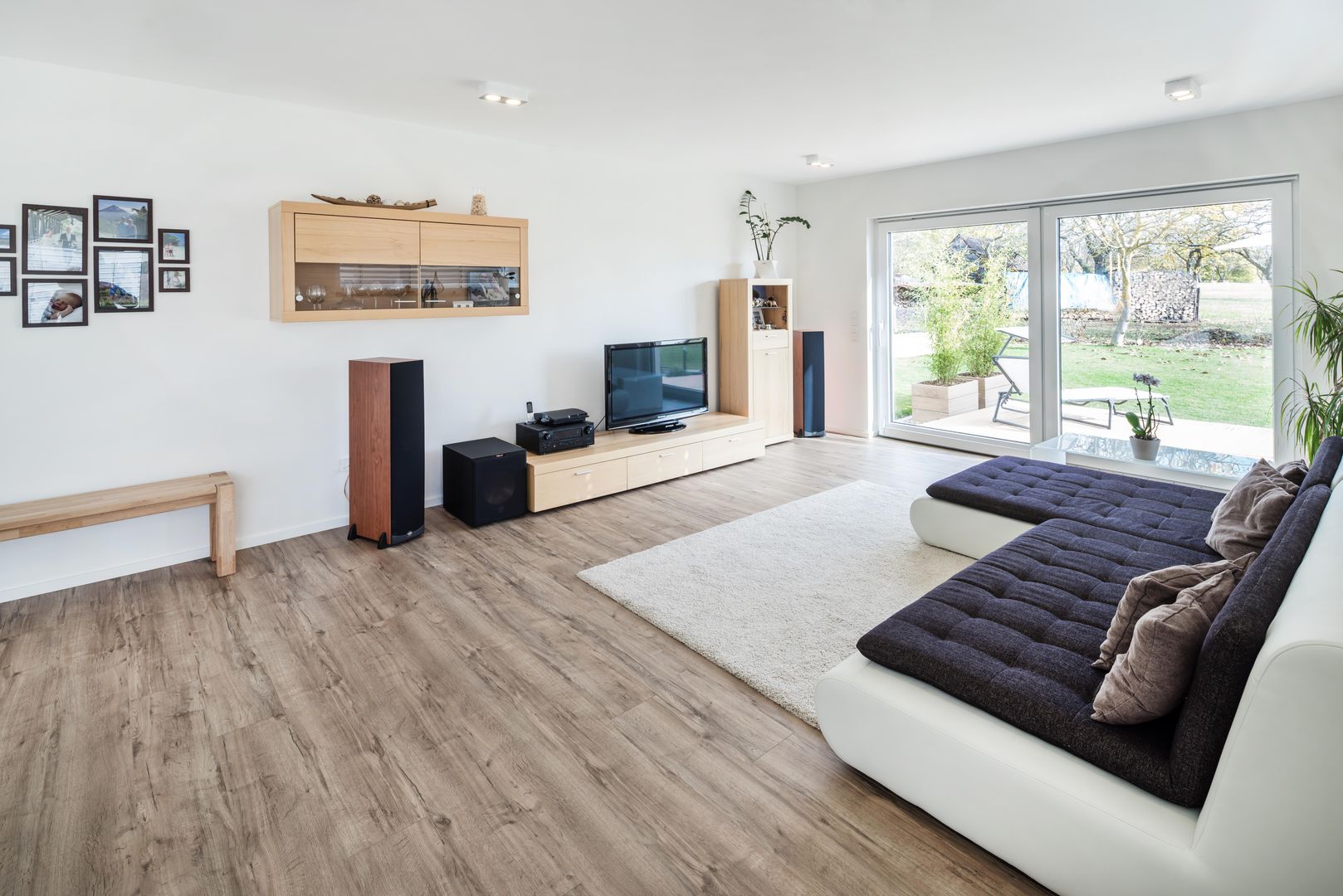 Effizienzhaus in innovativer Massivholzbauweise, wir leben haus - Bauunternehmen in Bayern wir leben haus - Bauunternehmen in Bayern Modern living room