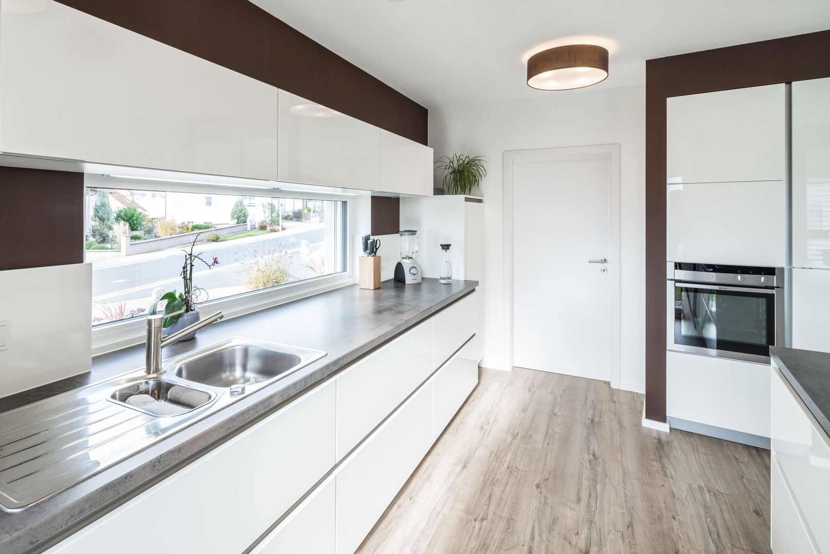 Effizienzhaus in innovativer Massivholzbauweise, wir leben haus - Bauunternehmen in Bayern wir leben haus - Bauunternehmen in Bayern Modern Kitchen