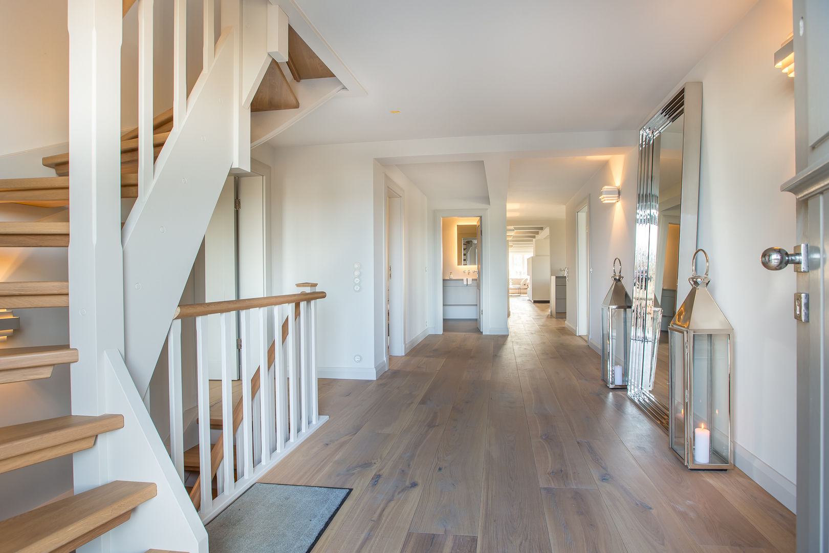 High-End-Homestaging auf Sylt, Home Staging Sylt GmbH Home Staging Sylt GmbH Pasillos, halls y escaleras rurales