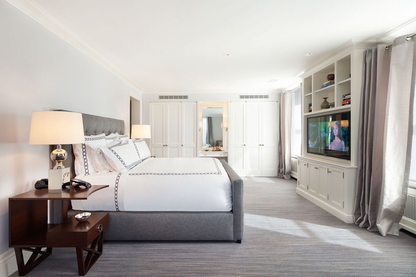 Fifth Avenue Apartment andretchelistcheffarchitects Modern Bedroom checkboard,pattern,archway,sliding doors,marble,countertop,white,manhattan,upper east side,new york