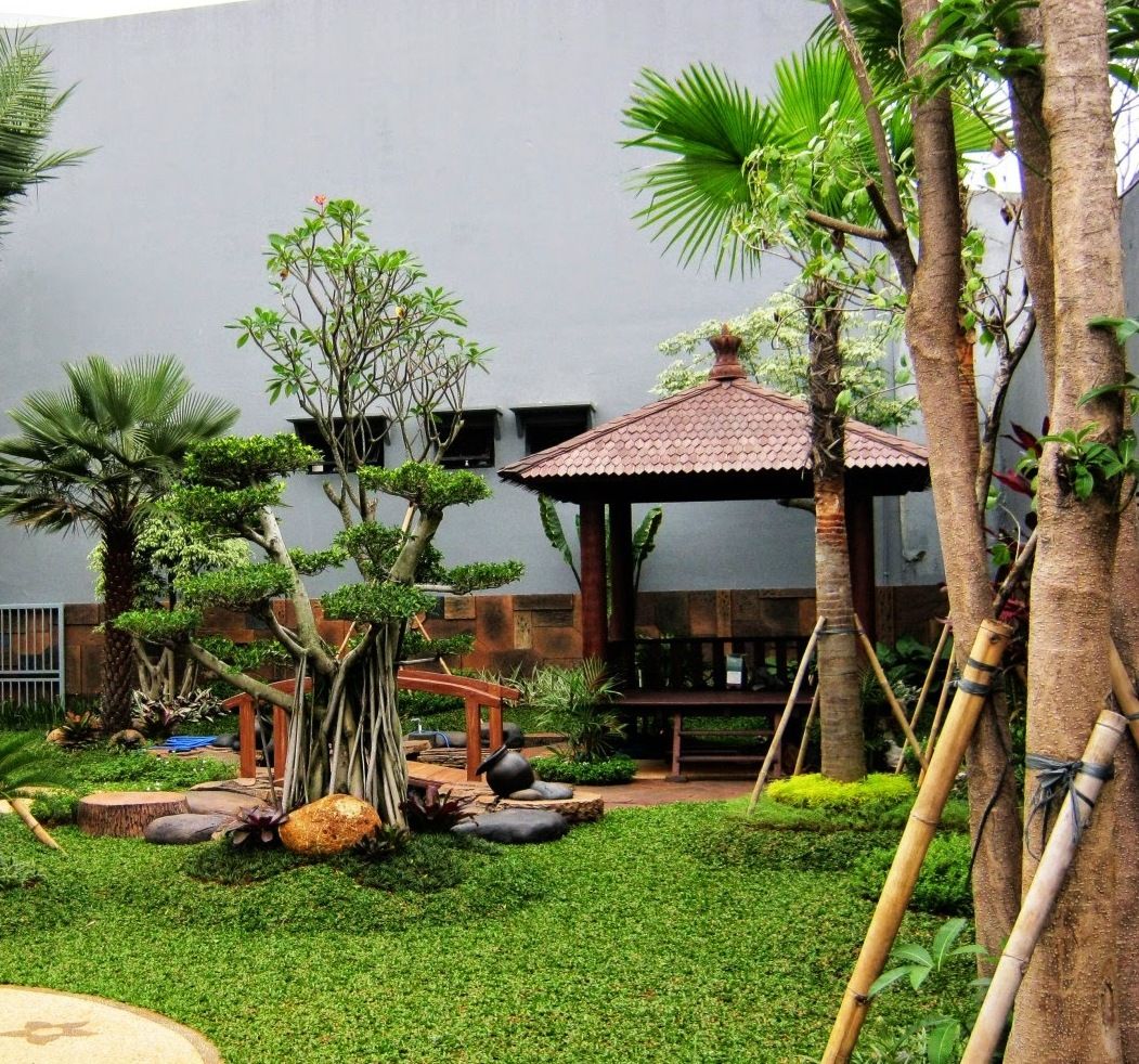 MENATA TAMAN RUMAH | TAMAN SURABAYA, TUKANG TAMAN SURABAYA - jasataman.co.id TUKANG TAMAN SURABAYA - jasataman.co.id Giardino moderno Piante & Fiori