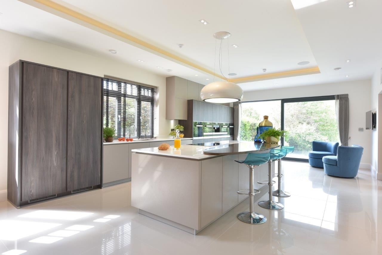 Mr & Mrs McLaughlin Diane Berry Kitchens Dapur built in stools,elica,dianeberry,manchester,miele,breathtaking,expansive,luxury,high end,high end kitchen