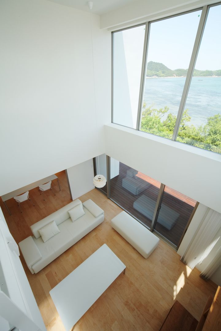 SEE SEA HOUSE (海が見える家）, MITSUTOSHI OKAMOTO ARCHITECT OFFICE 岡本光利一級建築士事務所 MITSUTOSHI OKAMOTO ARCHITECT OFFICE 岡本光利一級建築士事務所 Scandinavian style living room