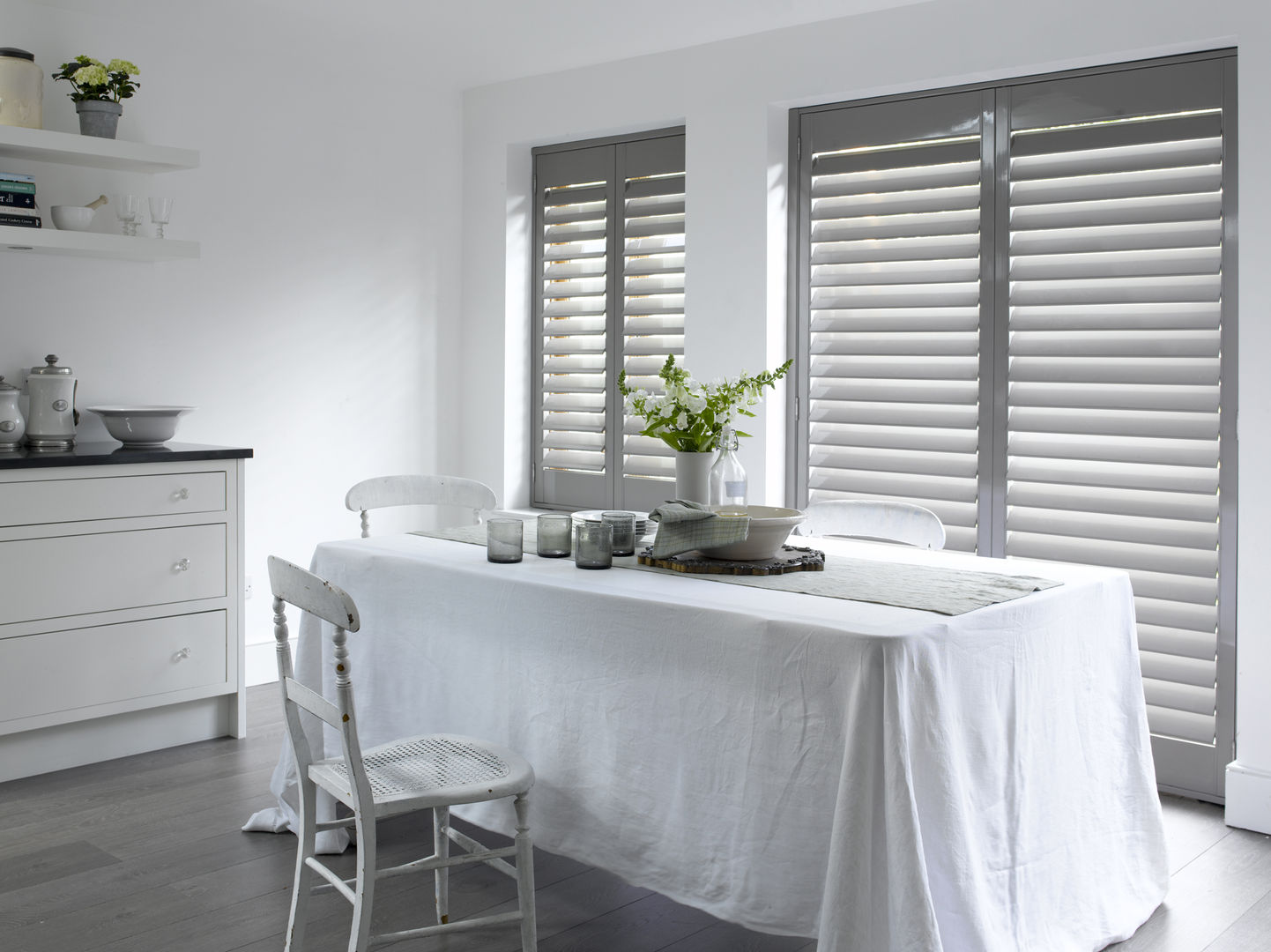 Plantation Shutters - Dining Rooms, TWO Australia TWO Australia Столовая комната в стиле минимализм