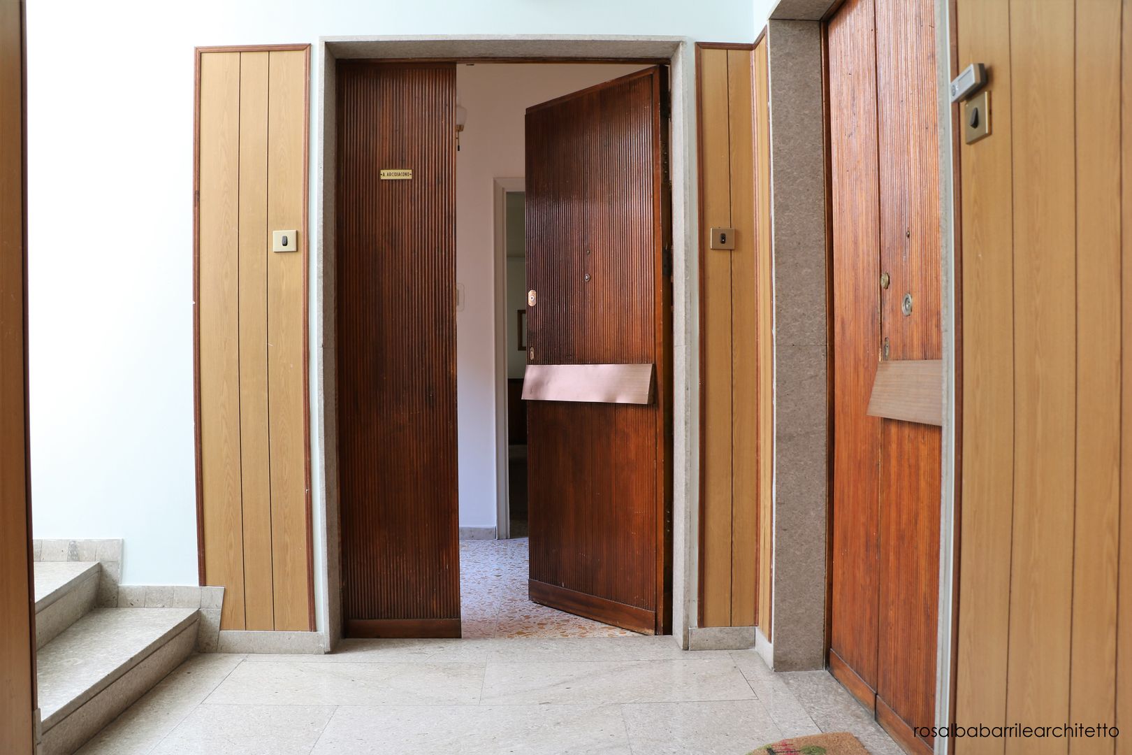 CASA AL PARCO, rosalba barrile architetto rosalba barrile architetto Classic style corridor, hallway and stairs