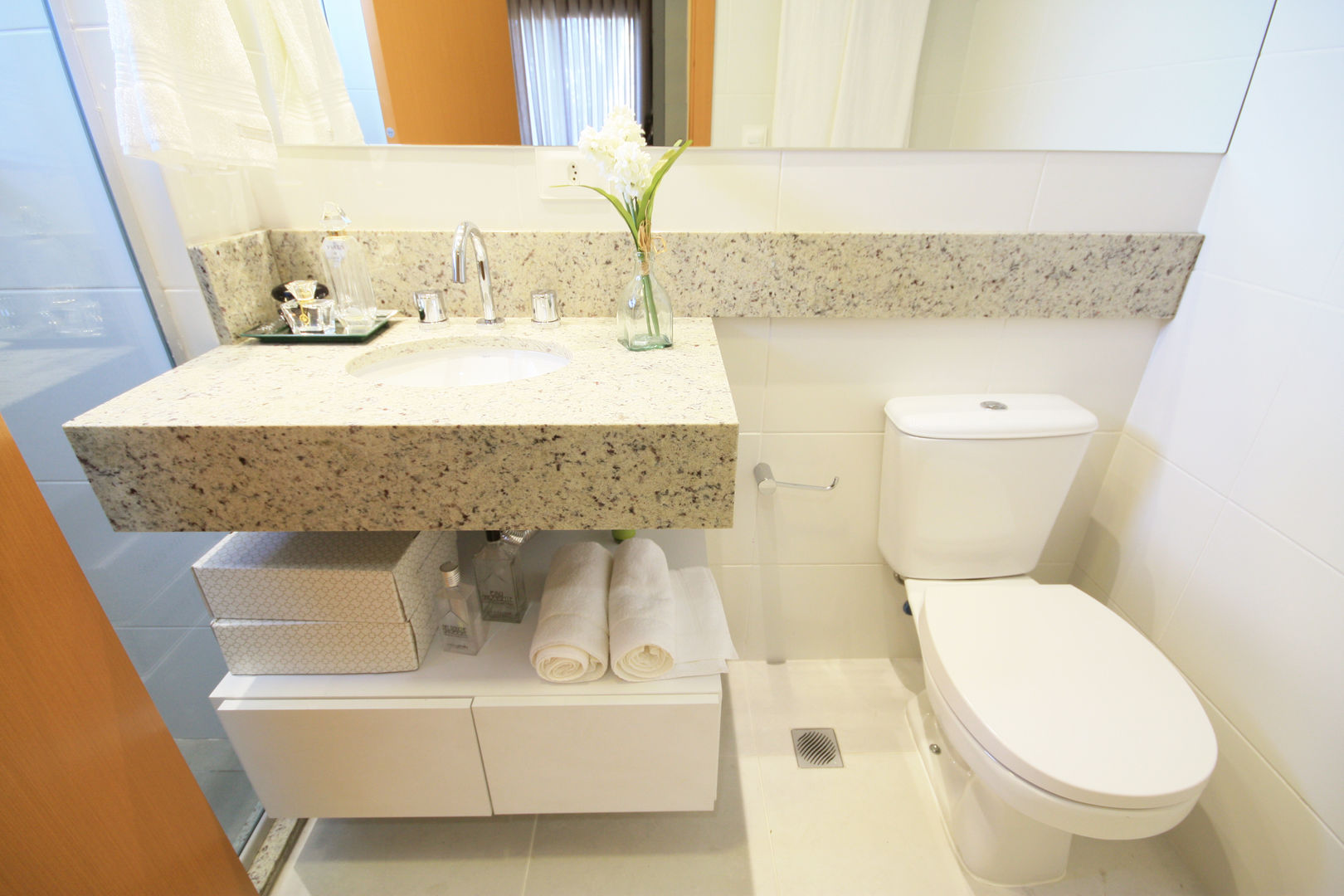 Piazza Apartment, MRAM Studio MRAM Studio Modern Banyo