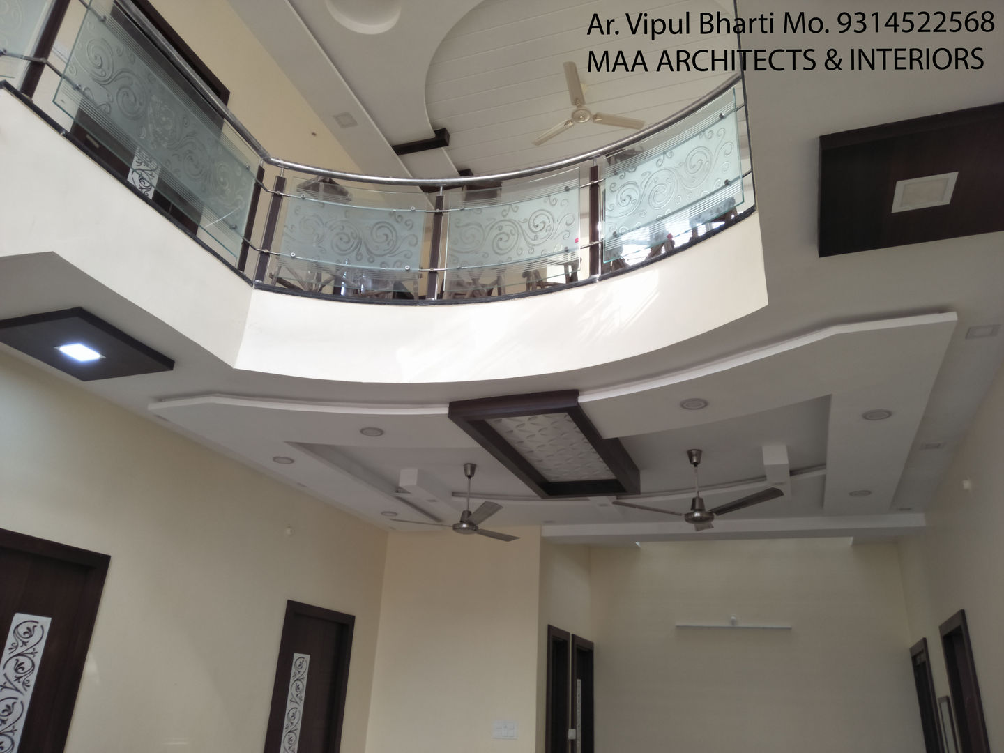 Sunil ji Kalyani , MAA ARCHITECTS & INTERIOR DESIGNERS MAA ARCHITECTS & INTERIOR DESIGNERS Modern corridor, hallway & stairs