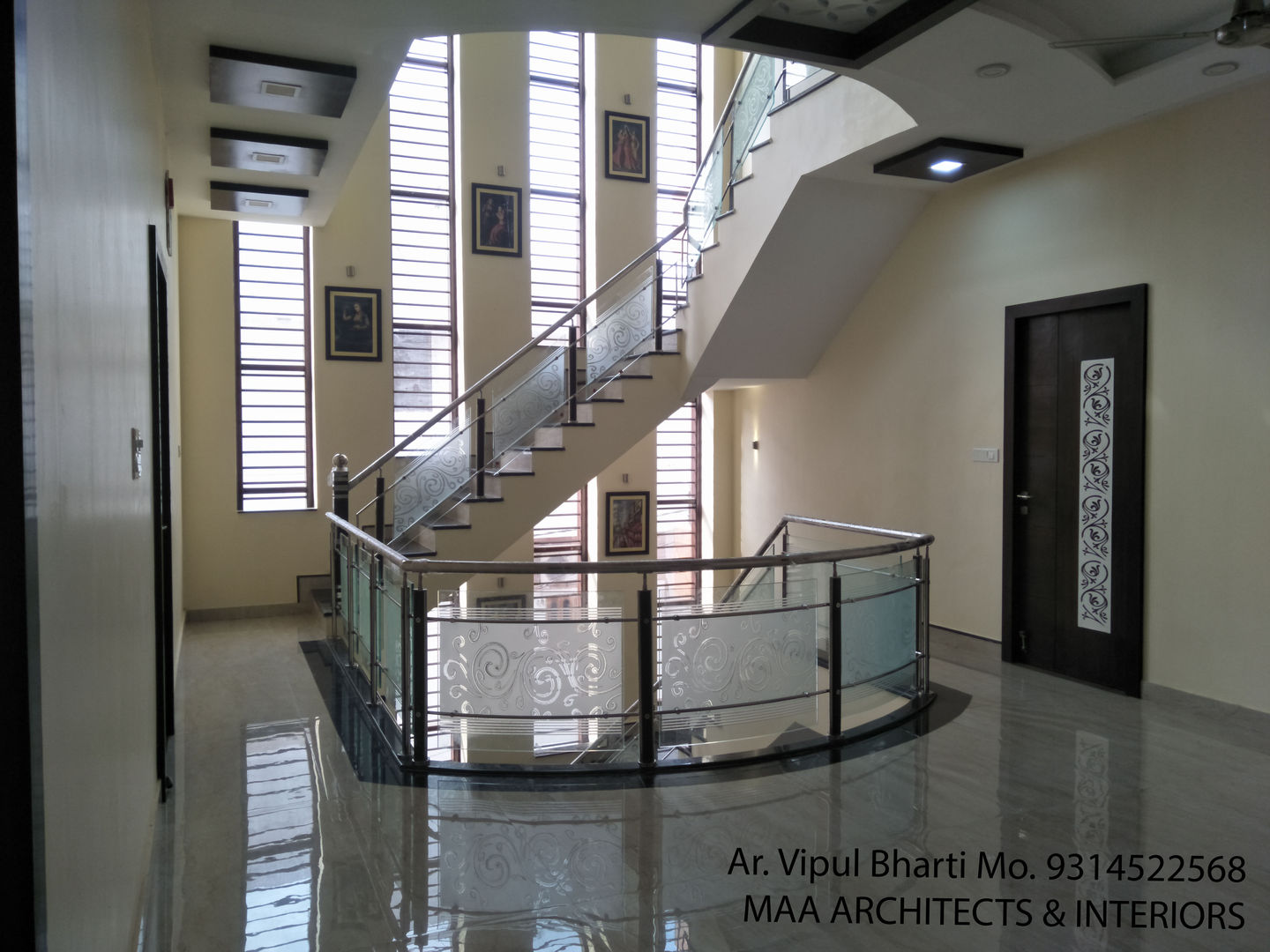 Sunil ji Kalyani , MAA ARCHITECTS & INTERIOR DESIGNERS MAA ARCHITECTS & INTERIOR DESIGNERS الممر الحديث، المدخل و الدرج