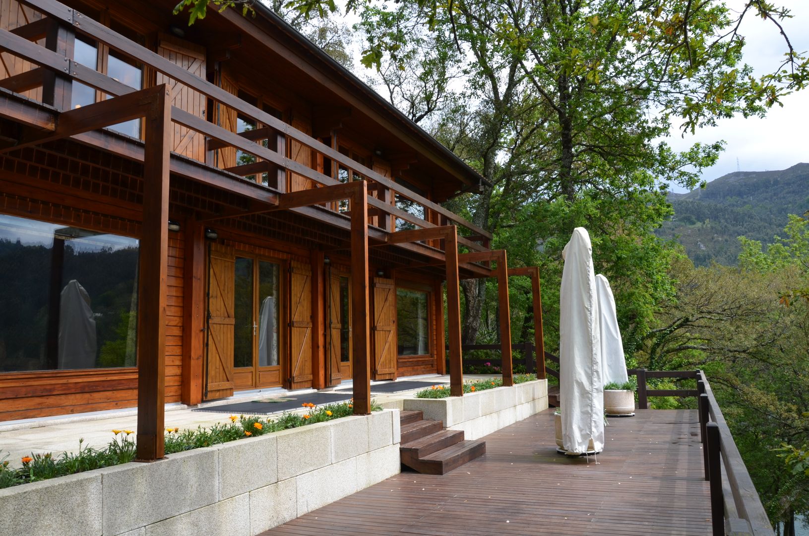 RUSTICASA | Casa da Caniçada | Terras de Bouro, RUSTICASA RUSTICASA Casas de madera Madera maciza Multicolor