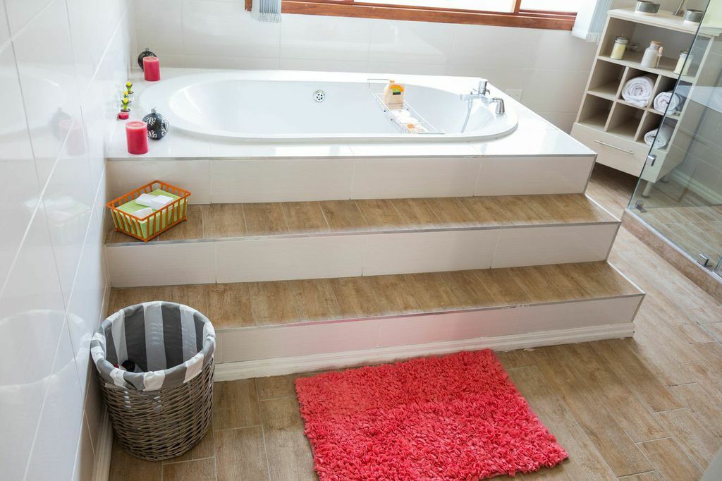 homify Eclectic style bathroom Tiles Bathtubs & showers