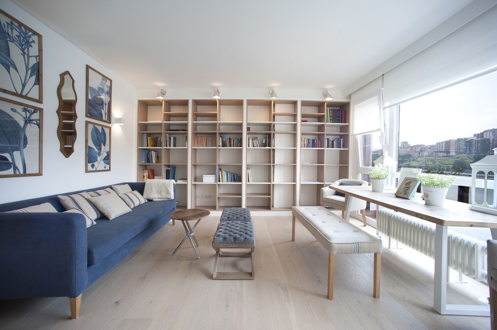 Reforma de vivienda en madera, blanco y tonos azules Sube Interiorismo Salones de estilo clásico estantería de madera,suelo de madera,sofá cómodo,biblioteca,mesa de comedor,mesa auxiliar,casa blanca,mobiliario vintage