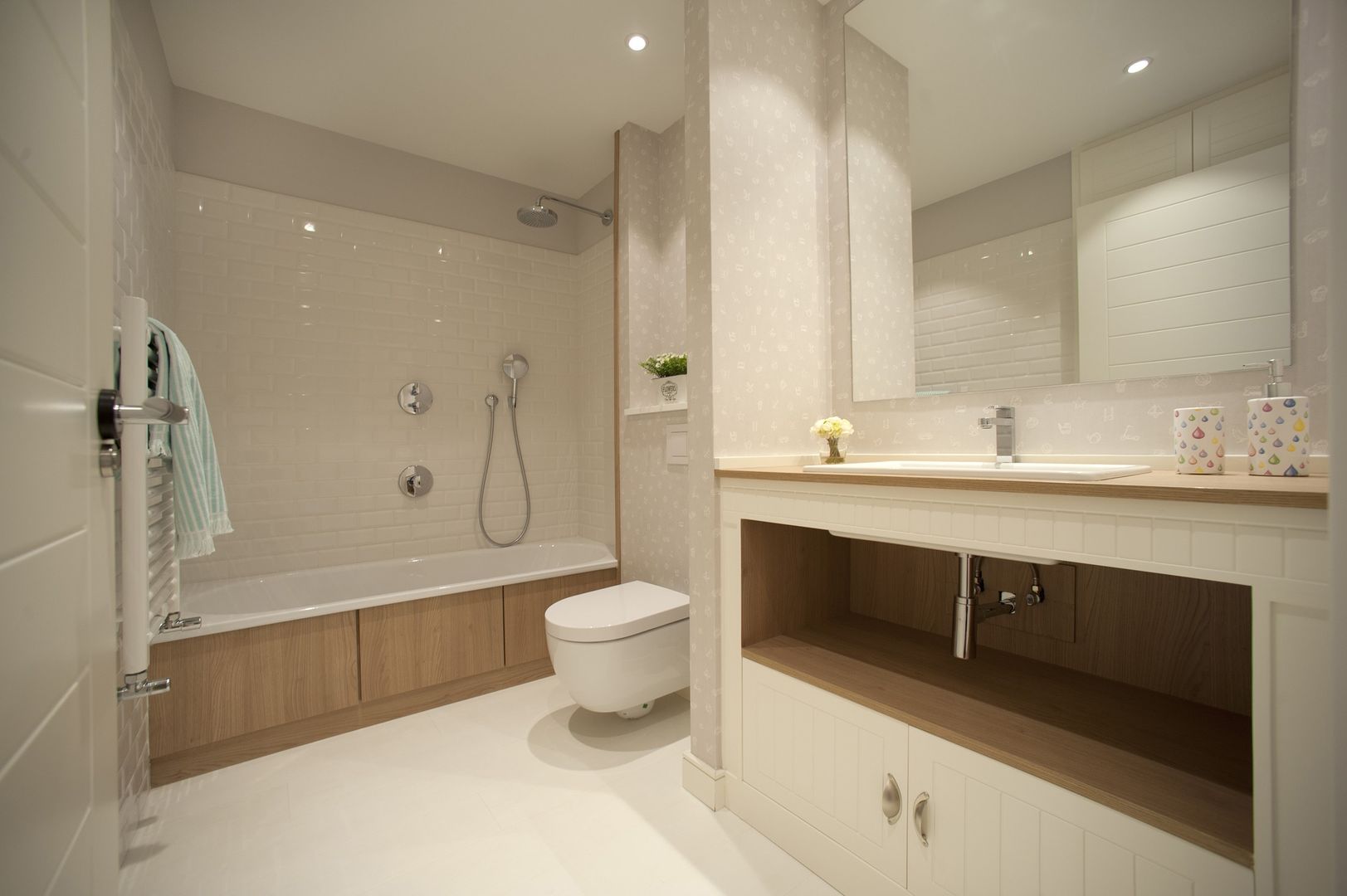 Reforma de vivienda en madera, blanco y tonos azules Sube Interiorismo Baños de estilo clásico bañera,iluminación para el cuarto de baño,mobiliario para el cuarto de baño,lavabo,pavimento del cuarto de baño,espejo del cuarto de baño,casa blanca