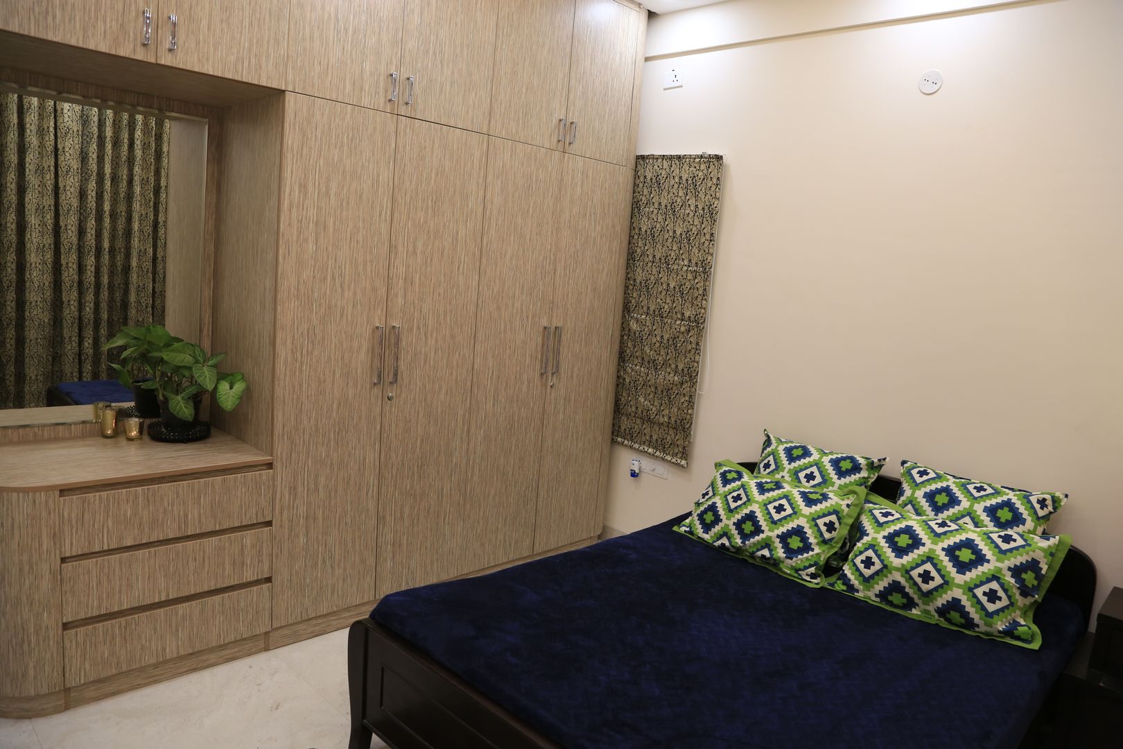 Parents Bedroom homify Modern style bedroom Plywood