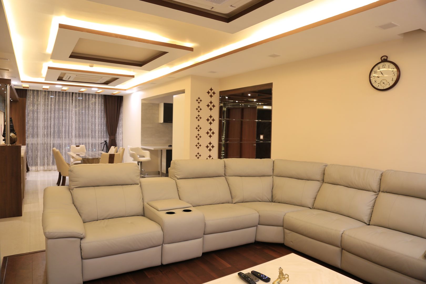 Couch in the Living Room homify Electronics پلائیووڈ