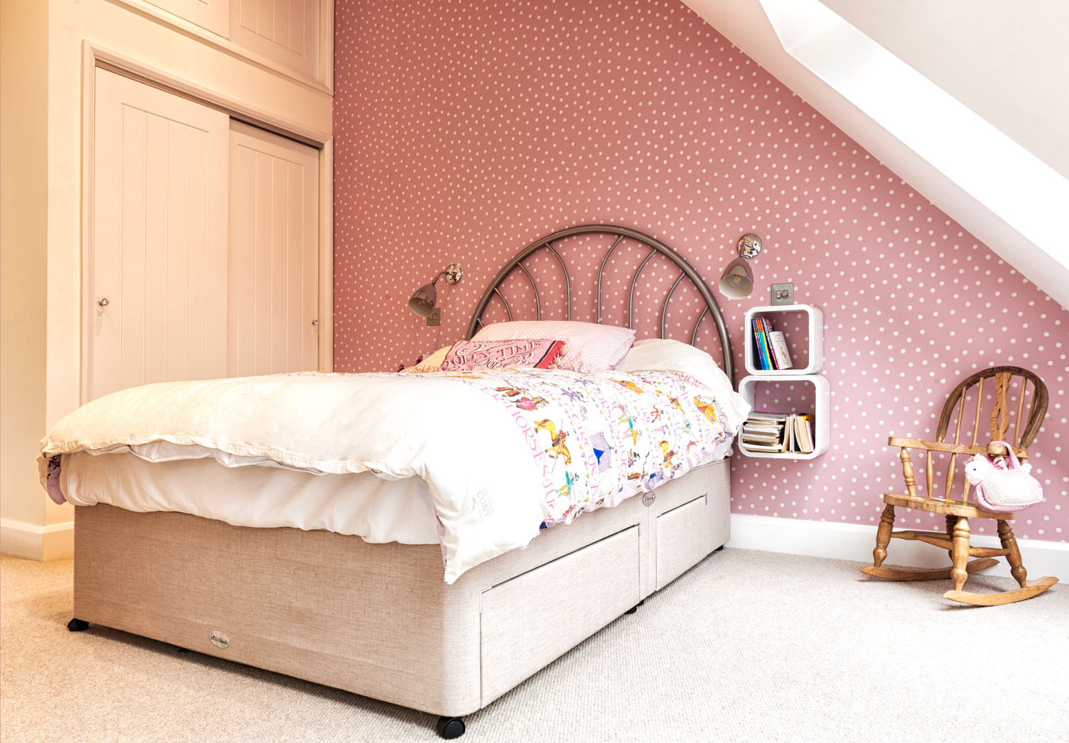 Rose Project, Dan Wray Photography Dan Wray Photography Chambre moderne Lits & têtes de lit