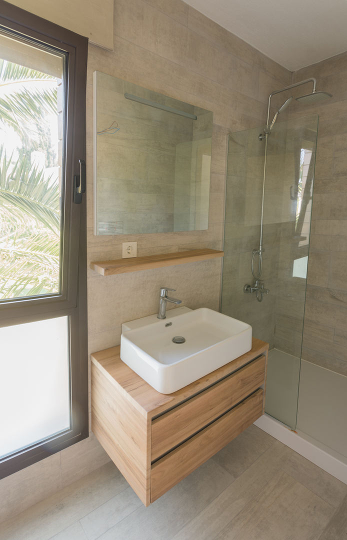 Ilıca Evi, Egeli Proje Egeli Proje Modern style bathrooms Engineered Wood Transparent