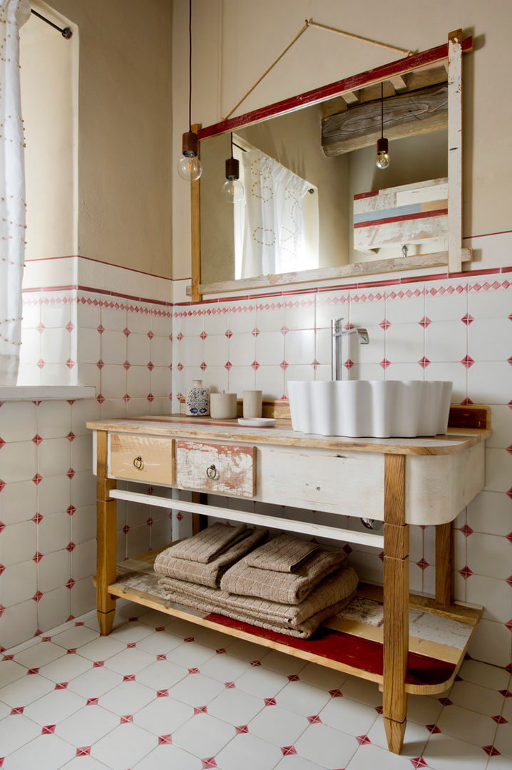 Bagni per casale in Val d'Orcia collaborazione arch. Settimio Belelli, Laquercia21 Laquercia21 Country style bathrooms