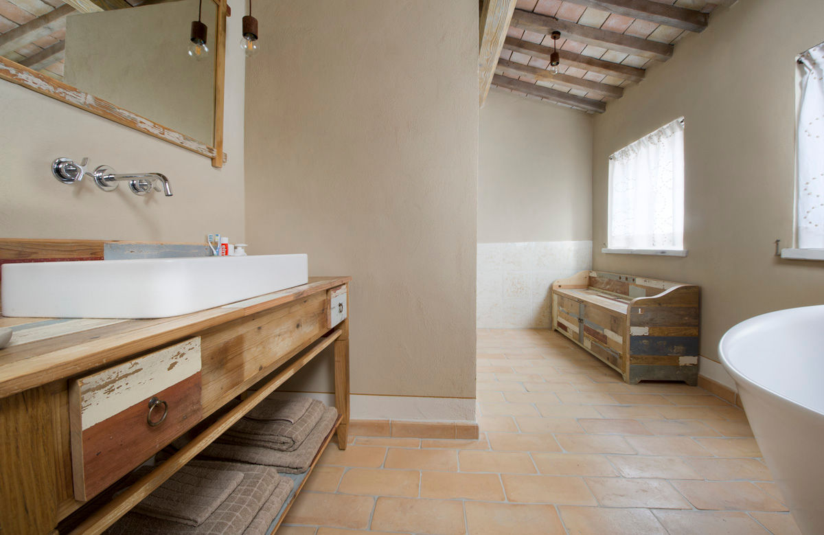 Bagni per casale in Val d'Orcia collaborazione arch. Settimio Belelli, Laquercia21 Laquercia21 Country style bathroom