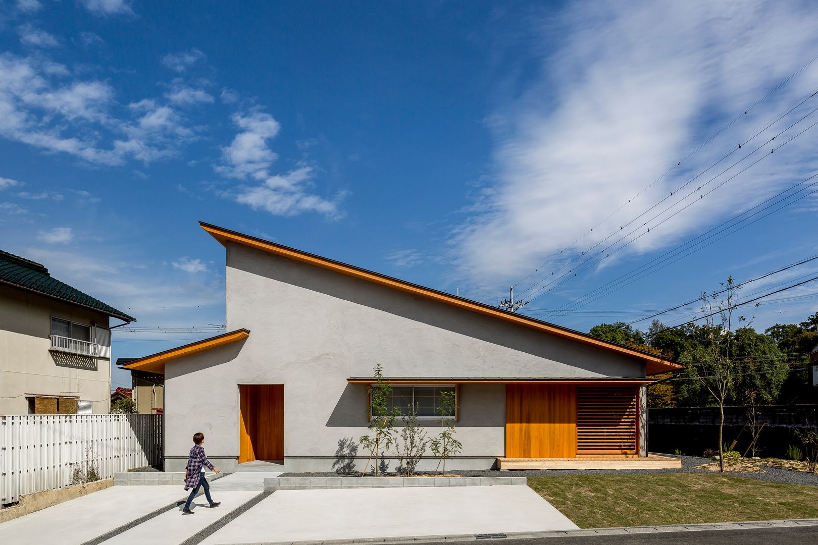 古城ヶ丘の家 HEARTH ARCHITECTS/ハース建築設計事務所 モダンな 家 雲,空,シェード,住宅街,アスファルト,不動産,ファサード,風景,屋根,市