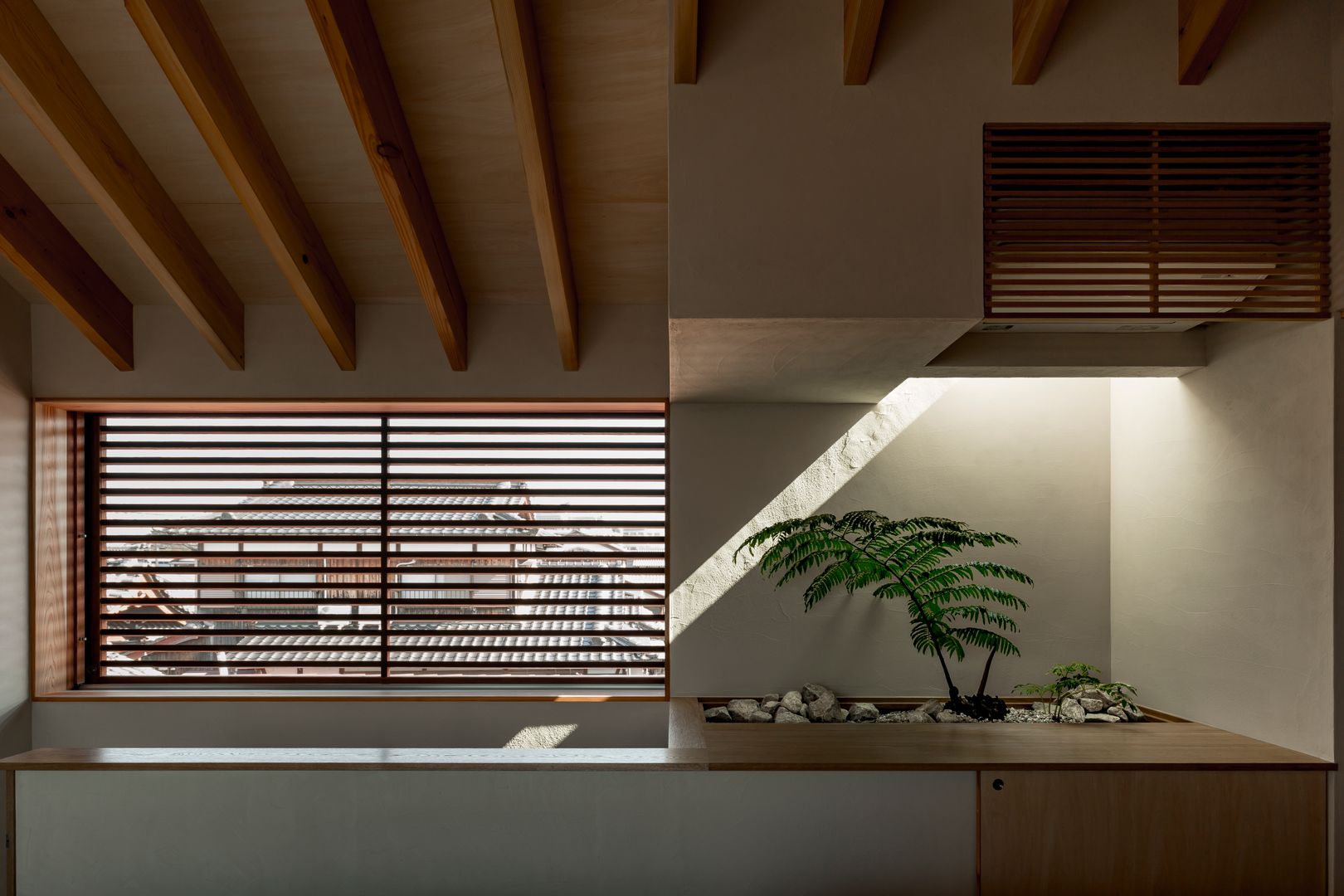 松栄の家, HEARTH ARCHITECTS/ハース建築設計事務所 HEARTH ARCHITECTS/ハース建築設計事務所 Modern Windows and Doors