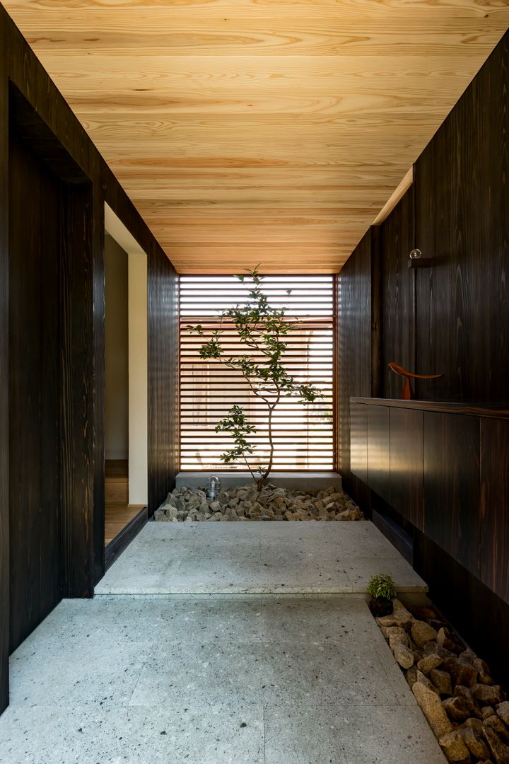 松栄の家 HEARTH ARCHITECTS/ハース建築設計事務所 モダンスタイルの 玄関&廊下&階段