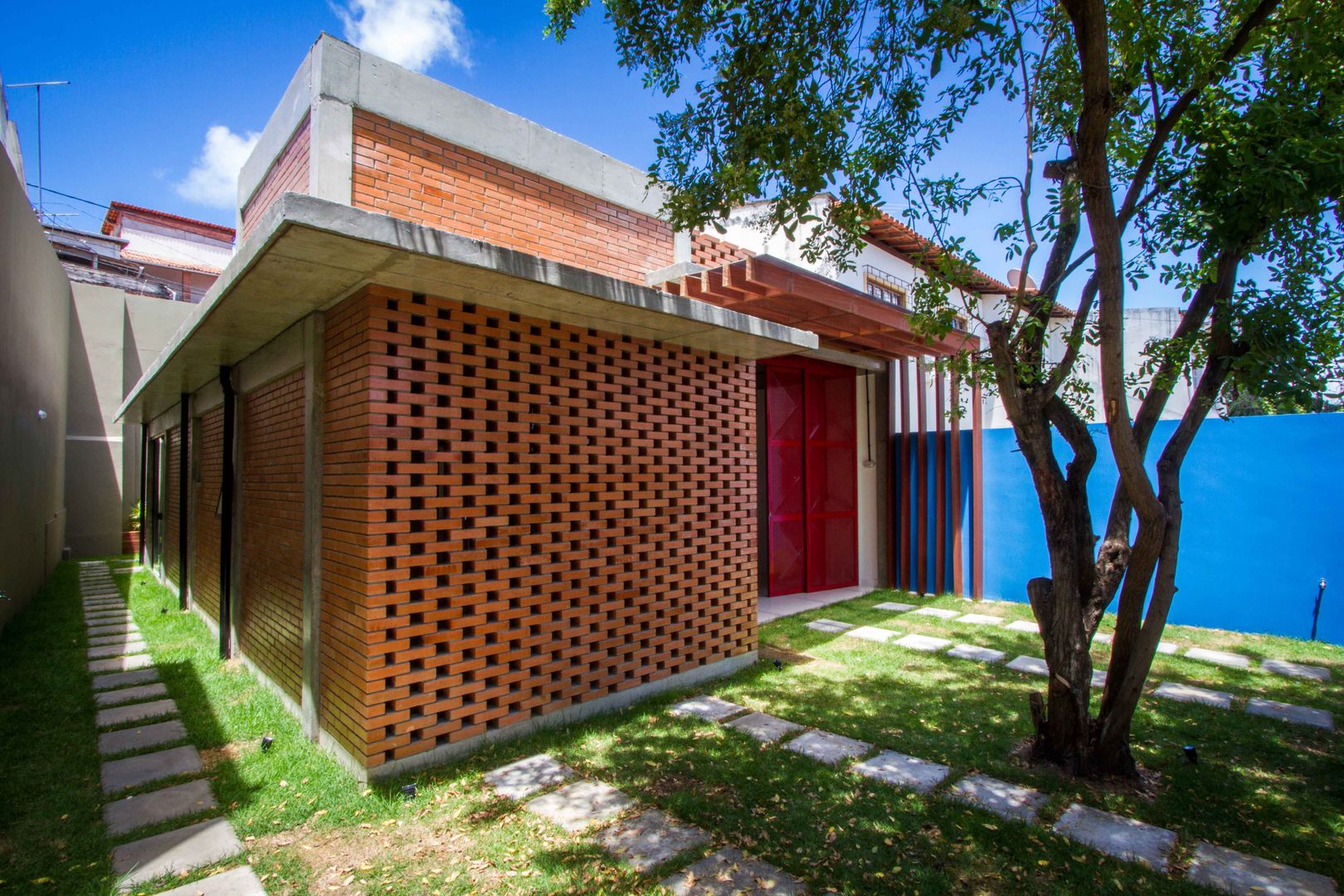 Casa Itapuã, ESTUDIOFAROL - ARQUITETURA | DESIGN | URBANISMO ESTUDIOFAROL - ARQUITETURA | DESIGN | URBANISMO บ้านและที่อยู่อาศัย