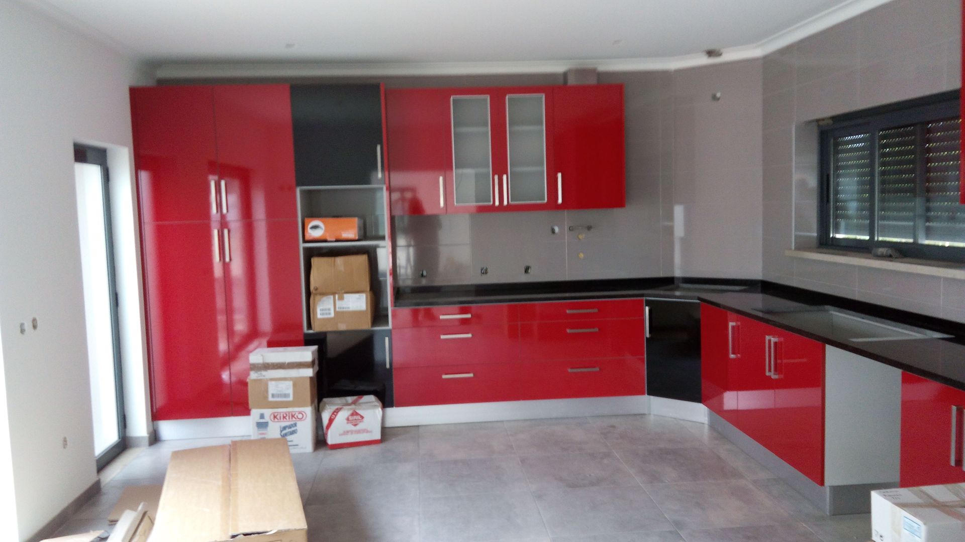 Cozinha Termolaminado Vermelho e Preto, Oliveira e Lucas Lda Oliveira e Lucas Lda Kitchen units