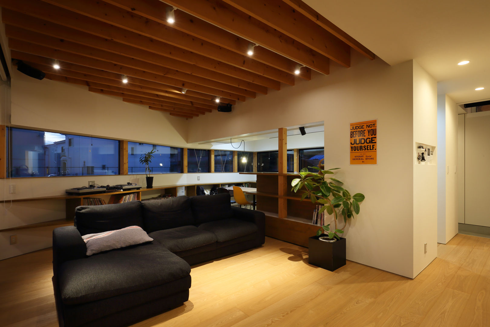 plug, *studio LOOP 建築設計事務所 *studio LOOP 建築設計事務所 Modern living room