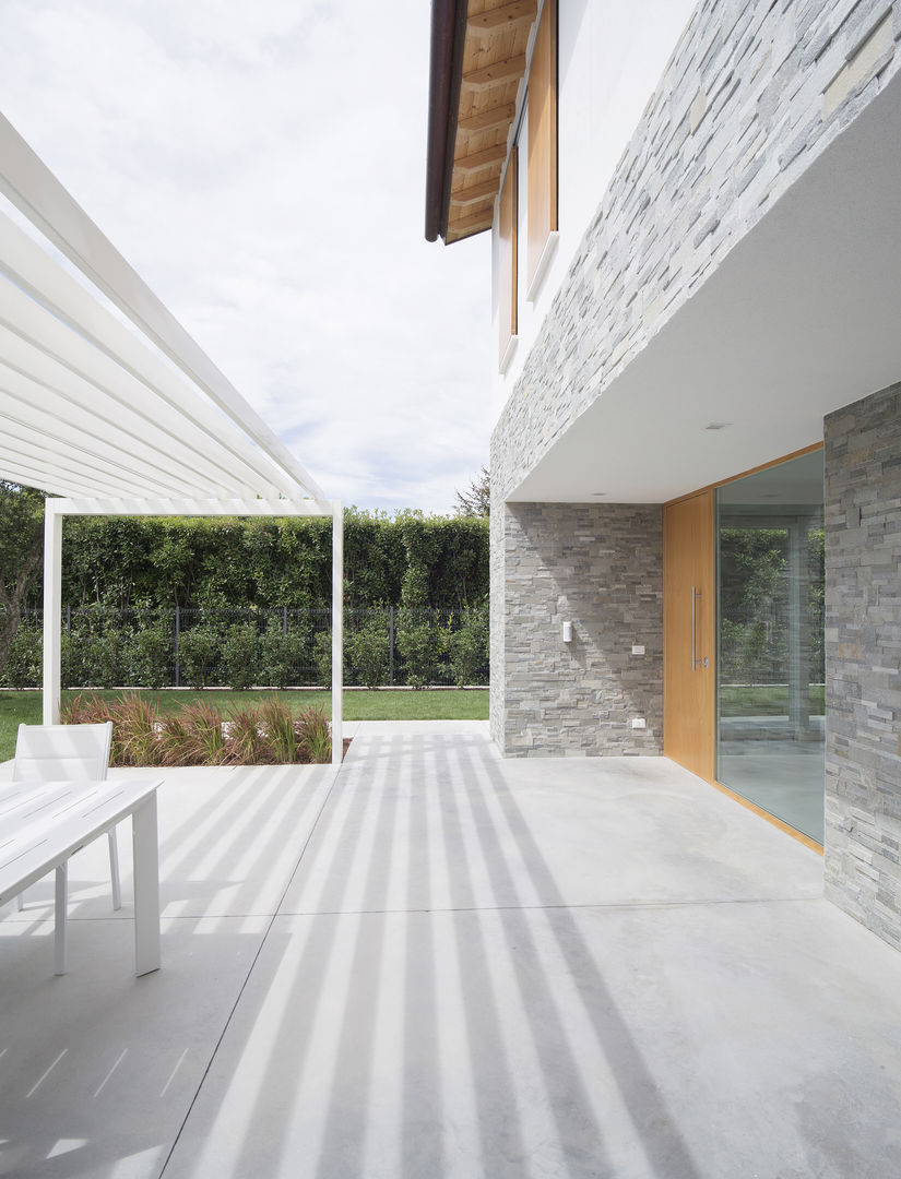 house VM, Didonè Comacchio Architects Didonè Comacchio Architects Modern Corridor, Hallway and Staircase