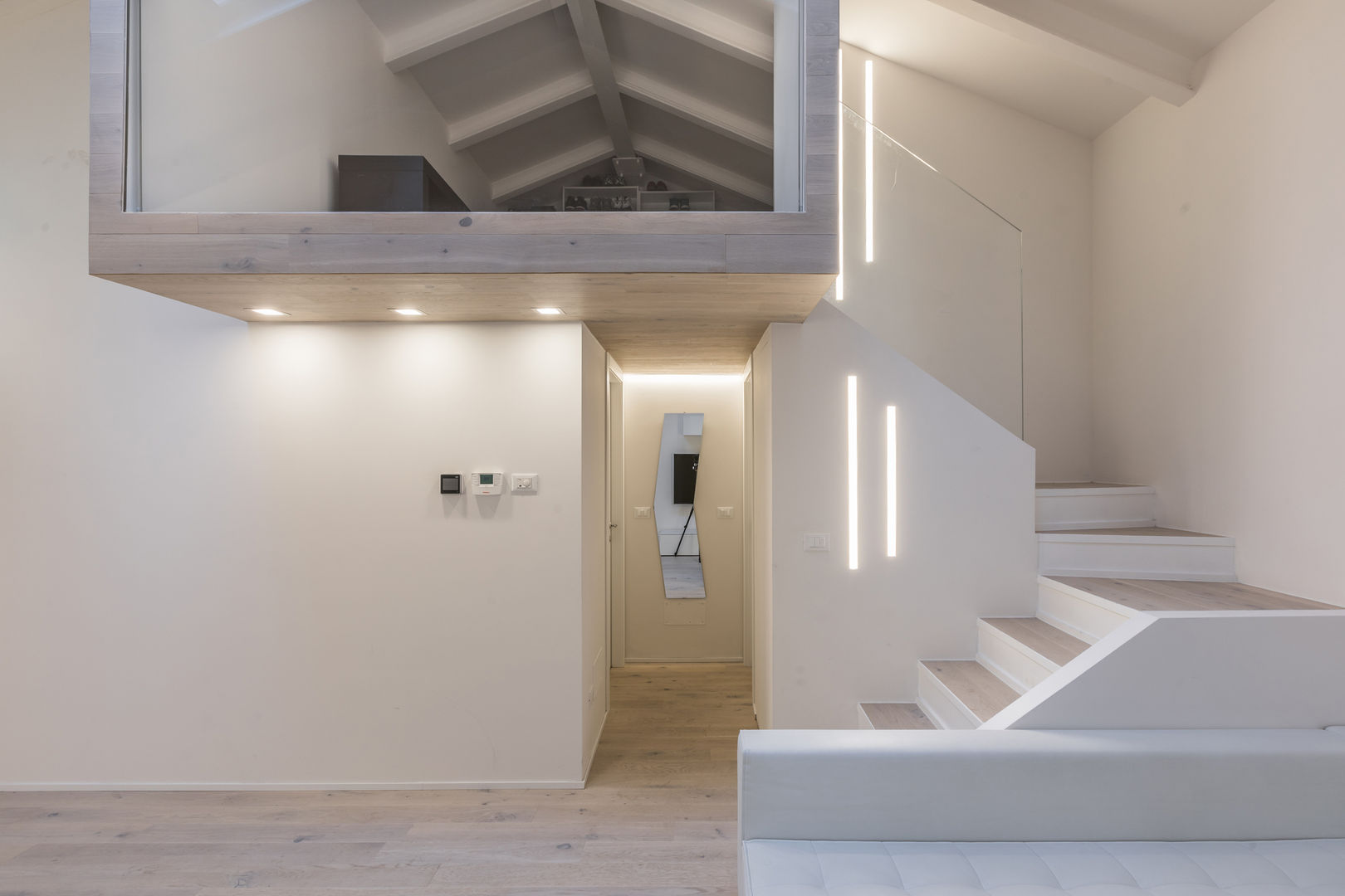 Loft M17, Biondi Architetti Biondi Architetti Minimalistische gangen, hallen & trappenhuizen