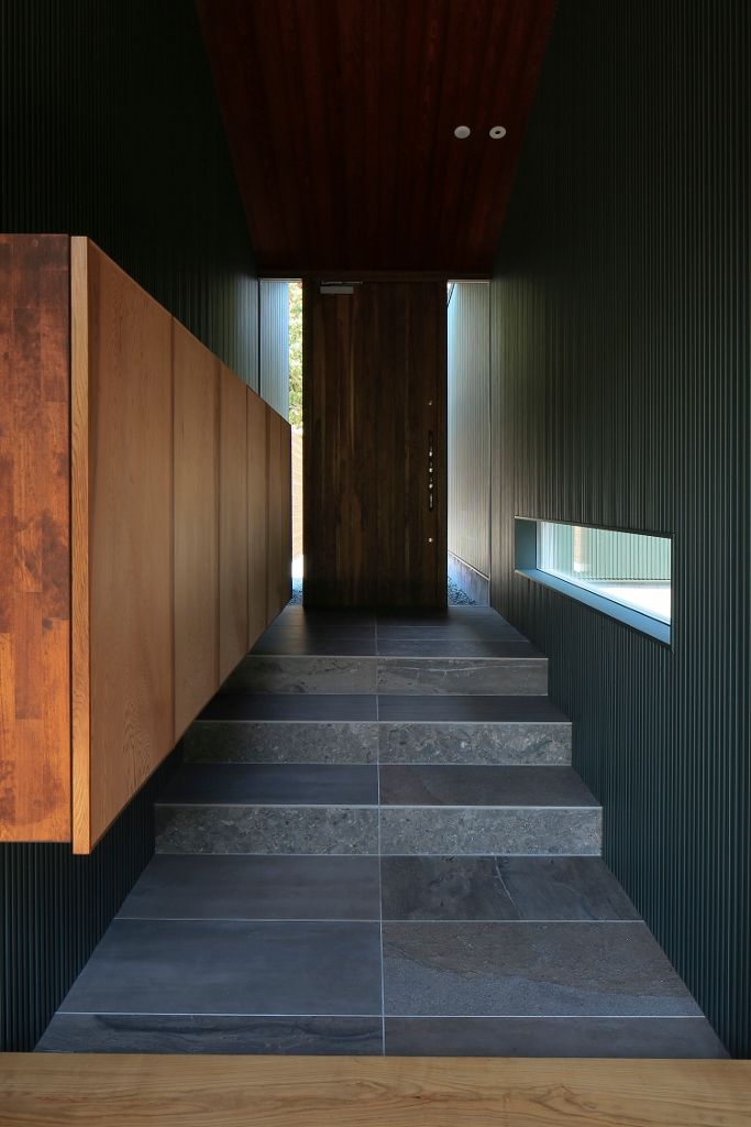 agata house, 髙岡建築研究室 髙岡建築研究室 Asian corridor, hallway & stairs Tiles