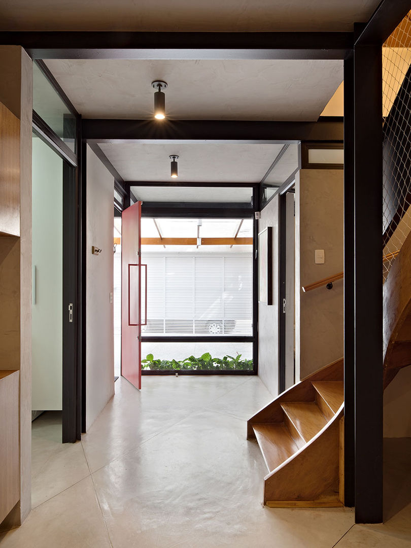 Casa Porto, ODVO Arquitetura e Urbanismo ODVO Arquitetura e Urbanismo Modern corridor, hallway & stairs