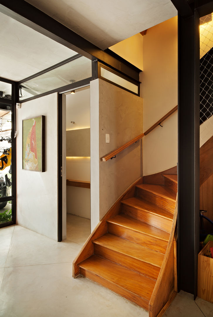 Casa Porto, ODVO Arquitetura e Urbanismo ODVO Arquitetura e Urbanismo Modern Corridor, Hallway and Staircase