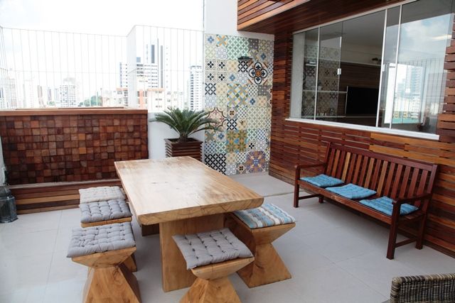 homify Balkon, Beranda & Teras Gaya Rustic Parket Multicolored