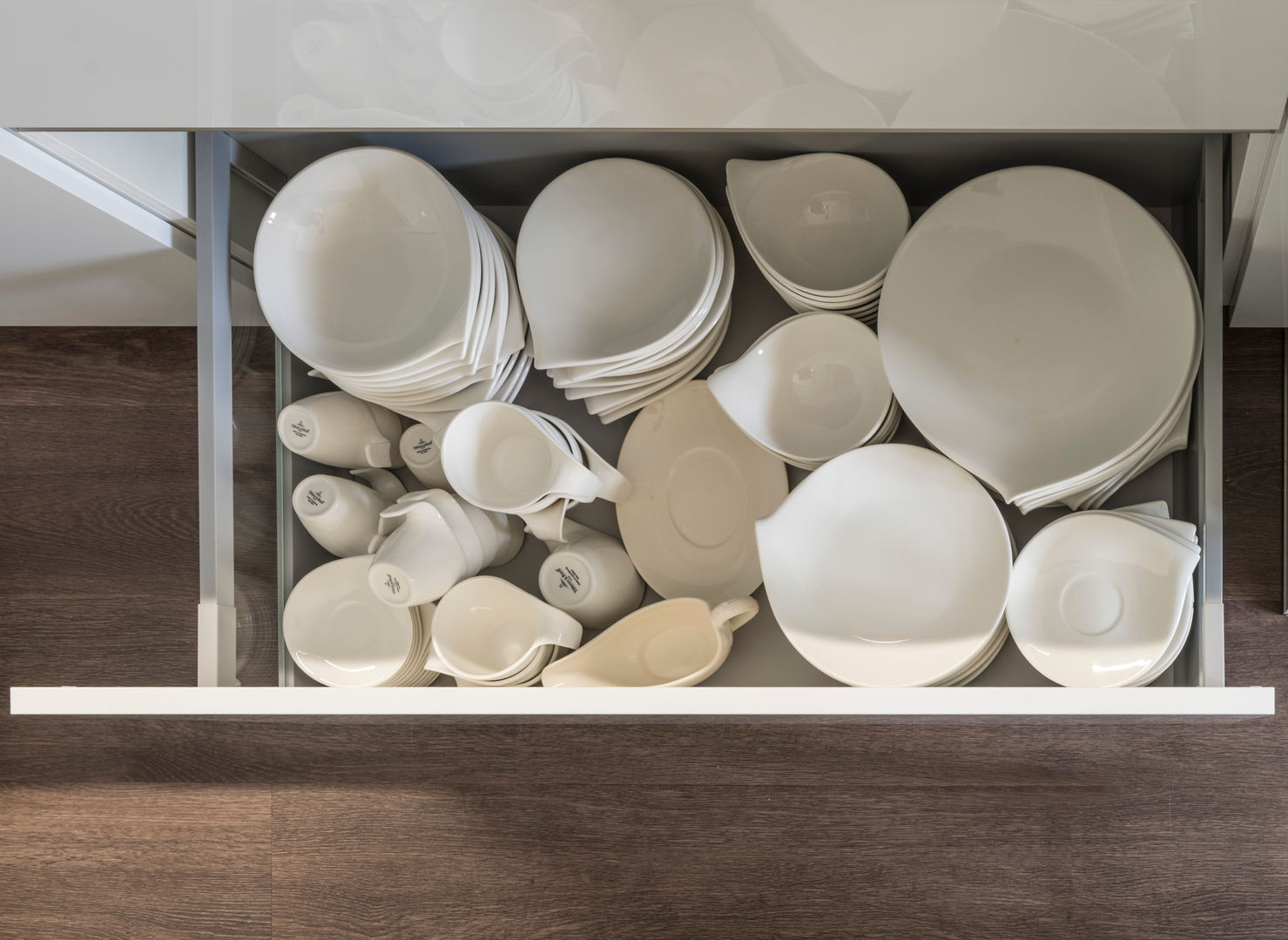 Crockery John Gauld Photography モダンな キッチン China,drawer,deep drawer