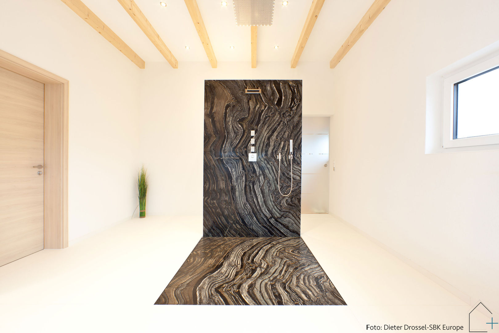 Projekt 01, RAUM+ RAUM+ Ванная комната в стиле минимализм Мрамор