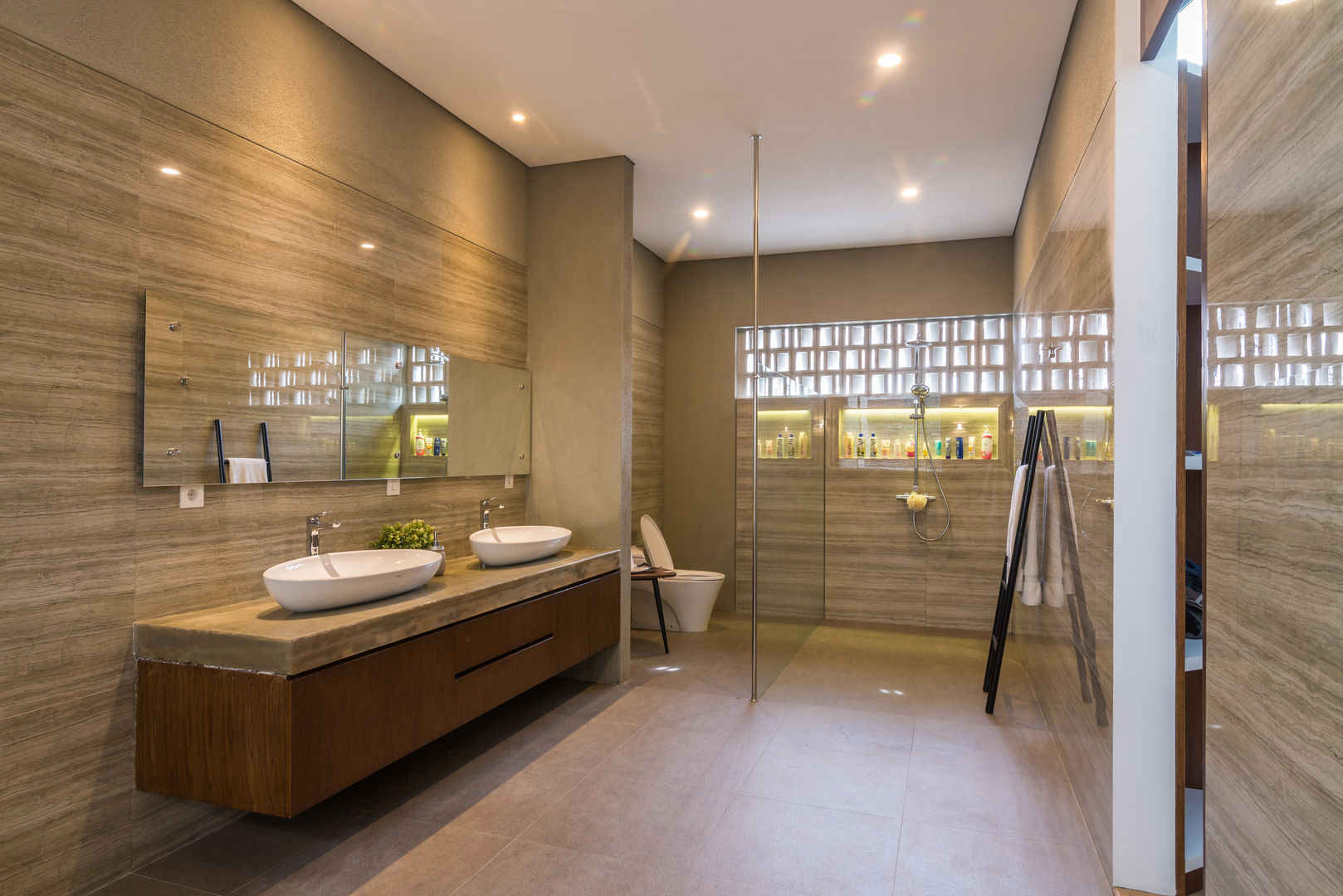 Budisari Residence, ARCHID ARCHID Bagno in stile tropicale