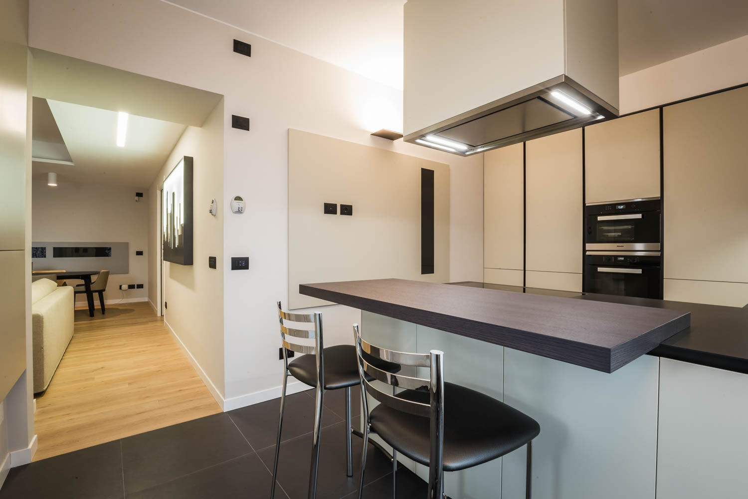 CARBON | APPARTAMENTO IN CENTRO STORICO, ADIdesign* studio ADIdesign* studio Minimalist kitchen