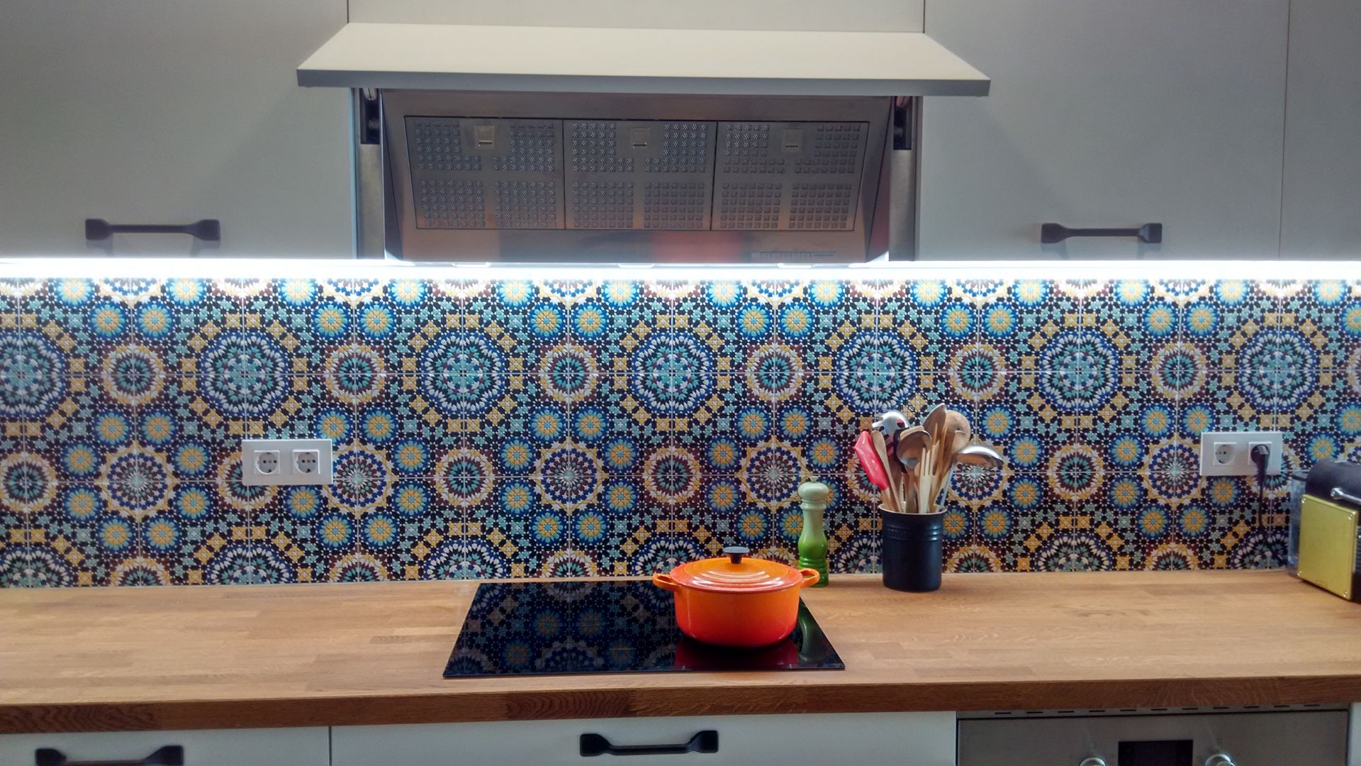 Una cocina industrial llena de color, femcuines femcuines Dapur built in