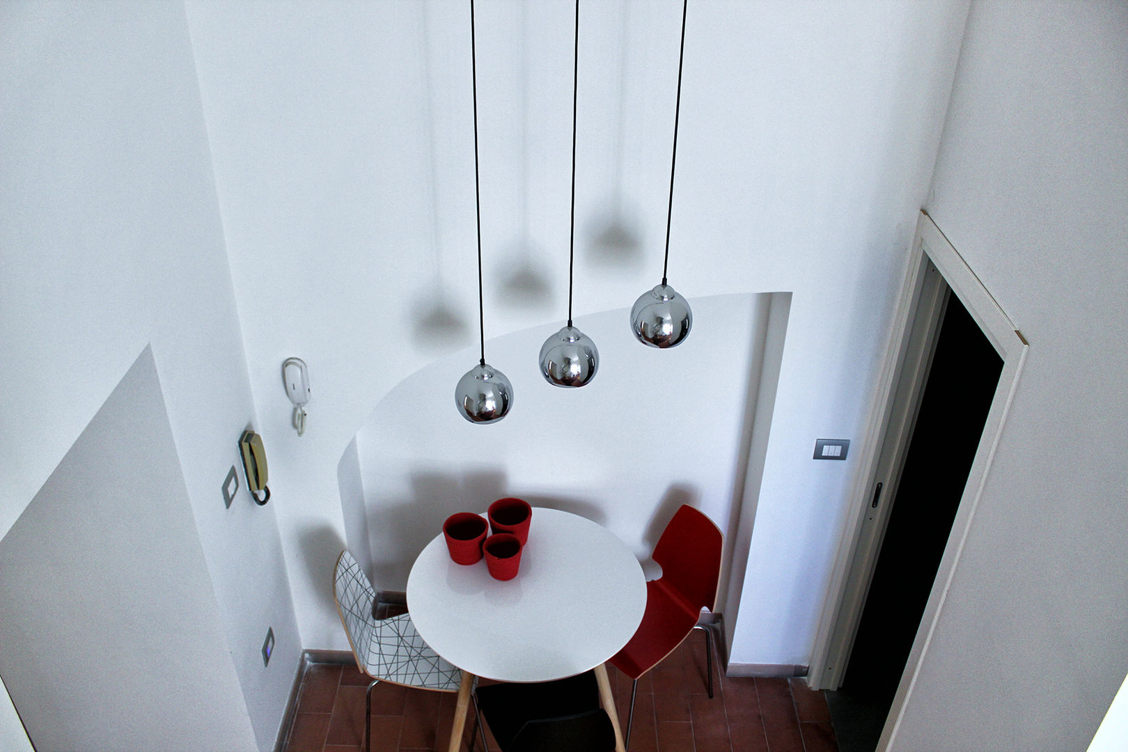 Open Space Architetto Luigia Pace Sala da pranzo moderna Laterizio sala da pranzo,lampade sospese,nicchia,pavimento in cotto