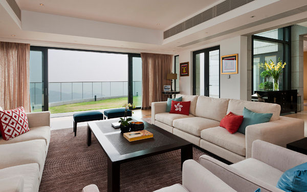 Peak Residence, Hong Kong, Nicole Cromwell Interior Design Nicole Cromwell Interior Design Salones de estilo moderno Sofás y sillones