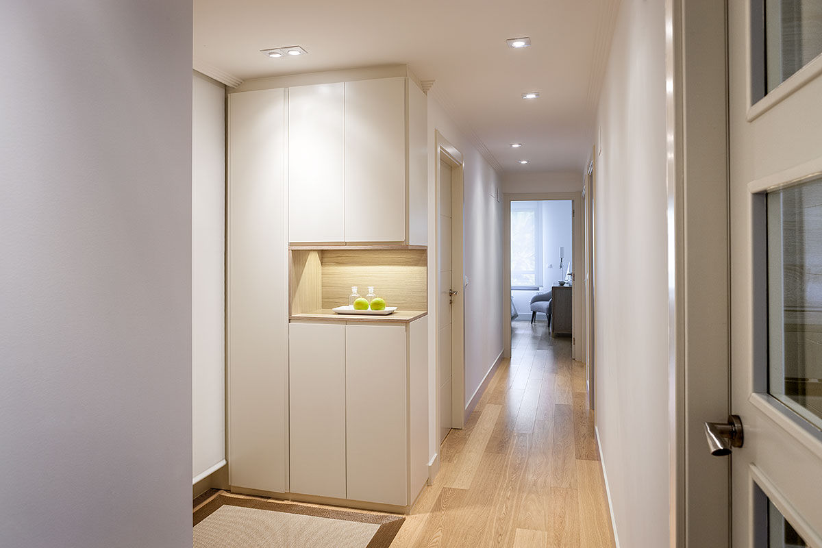 Recibidor y pasillo, distribuidor. Estibaliz Martín Interiorismo Pasillos, vestíbulos y escaleras de estilo moderno Madera Acabado en madera armario,hall,entrada,mobiliario que ahorra espacio,iluminación LED,suelo de madera,casa blanca,mobiliario lacado,casa de madera,casa de playa,casa de playa