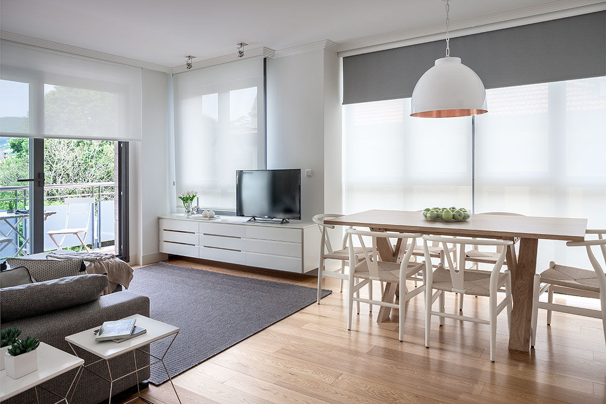 Salón-Comedor muy luminoso con terraza y vistas al jardín Estibaliz Martín Interiorismo Salones de estilo moderno Madera Acabado en madera salón,silla de comedor,mesa de comedor,lámpara de techo,suelo de madera,alfombra,mueble tv,mobiliario que ahorra espacio,mobiliario lacado,casa de madera,casa de playa,casa de playa