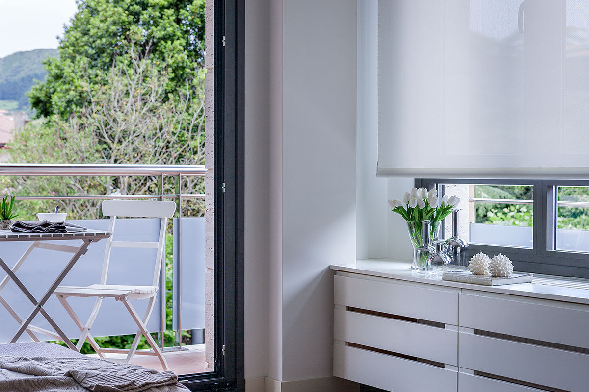 Detalle del mueble TV y mobiliario de exterior en la terraza Estibaliz Martín Interiorismo Livings de estilo moderno Madera Acabado en madera