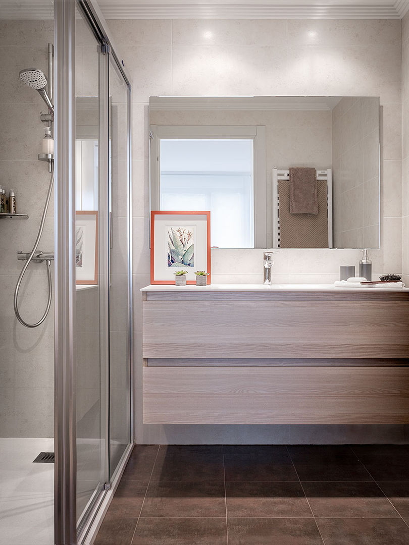 Baño en habitación principal Estibaliz Martín Interiorismo Baños de estilo moderno Madera Acabado en madera