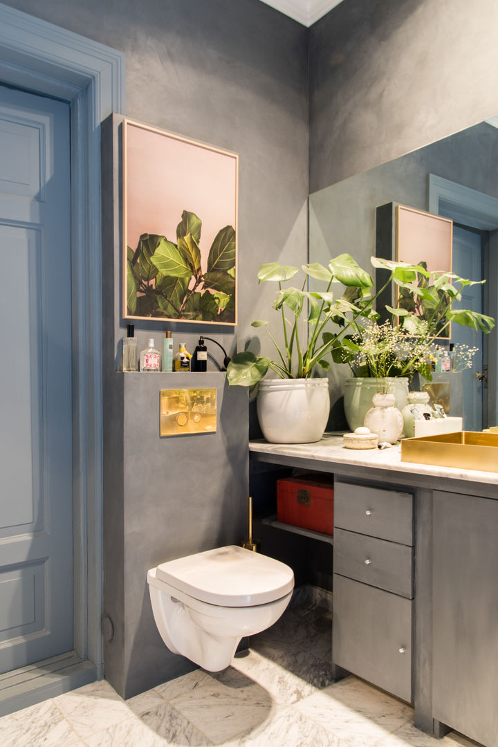 Een chique combinatie van grijs, blauw, roze en goud Pure & Original Moderne badkamers