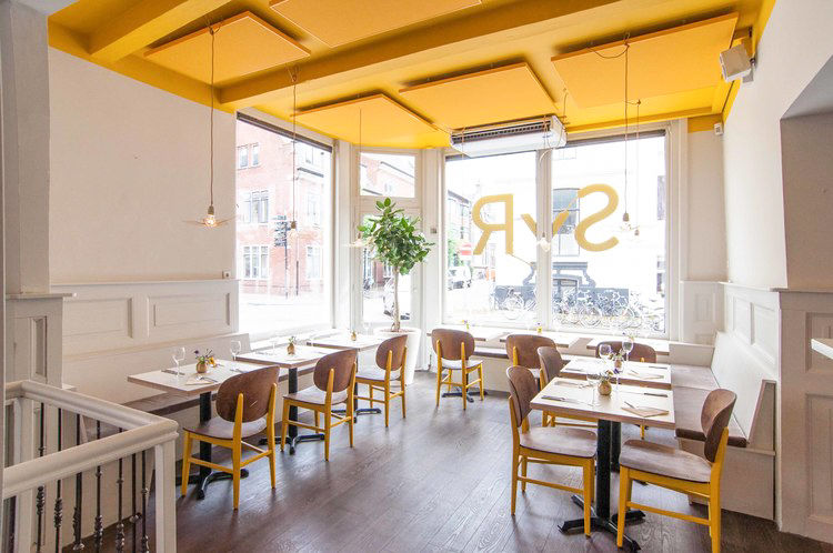 Restaurant SYR is geschilderd met de kleuren Ashes en Yellow Pure & Original Moderne eetkamers
