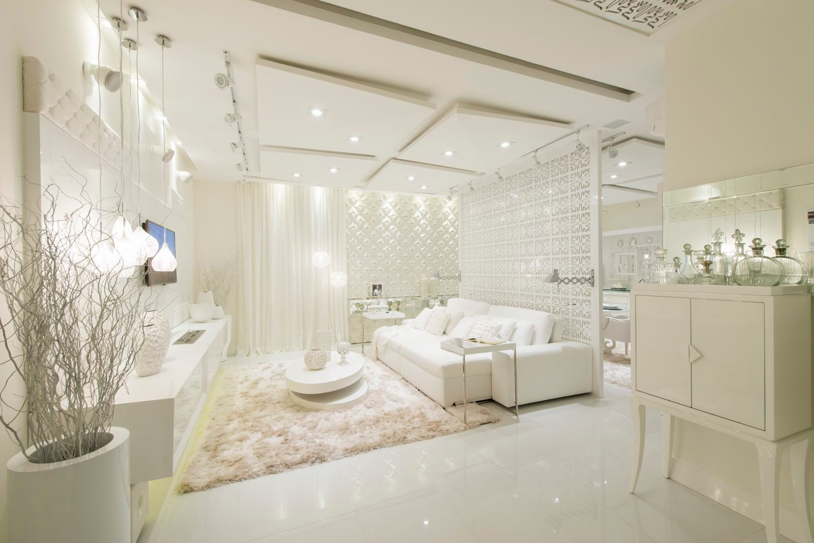 Sala Intima dos 50 tons de branco, studio d'design by' laura gransotto studio d'design by' laura gransotto غرفة المعيشة