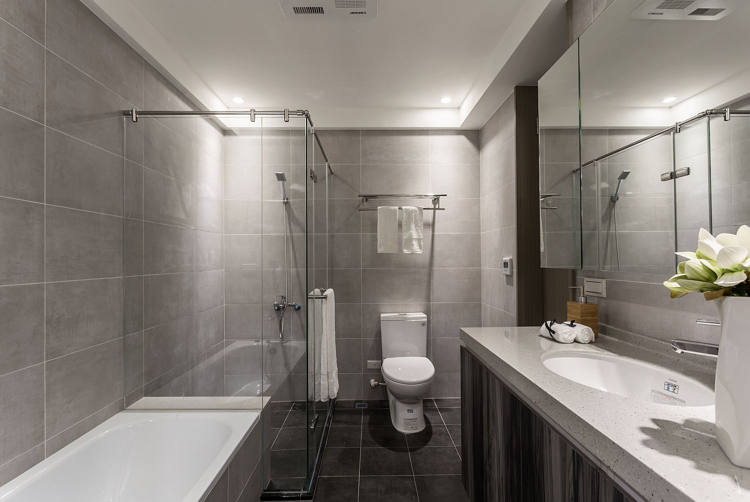 日光為題 漏水公寓的幸福新貌, E&C創意設計有限公司 E&C創意設計有限公司 Minimalist style bathrooms